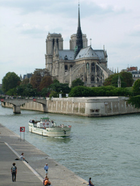 從杜納爾橋(Pont de La Tournelle)橋上遠眺西堤島聖母院壯麗全景。