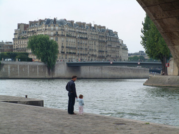 聖路易橋(Pont St-Lois)在西提島尾端，它則串聯西提島和聖路易島。