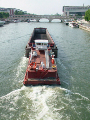 站在波娃散步橋(Passerelle de Simone de Beauvoir)上遠眺貝西橋橋上橋壯麗全景。