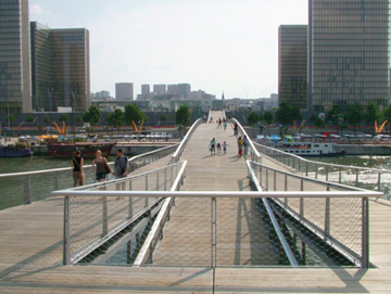 這座橋上下雙重起伏節奏可以直接至圖書館又可到馬路及經由電樓下塞納河畔。