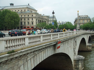 桑孺橋(Pont au Change)接連夏特列廣場及西提島上的高等法院。