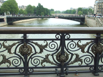 聖母橋 (Pont de Notre-Dame)上遠眺阿科樂(Pont d Arcole)橋壯麗全景。