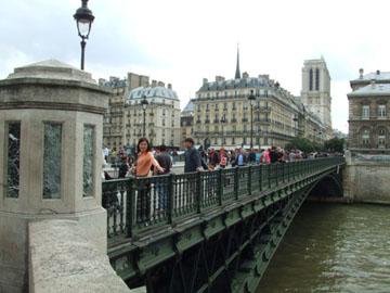 阿科樂(Pont d'Arcole)橋是接連巴黎市府及聖母院的一座鐵橋。