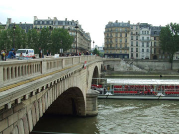 路易-菲利普橋(Pont Louis-Philippe)則是聖路易島通往巴黎右岸的捷徑橋。
