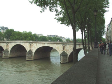瑪麗橋 (Pont Marie)右岸上是巴黎的藝術城，左岸則是聖路易島。