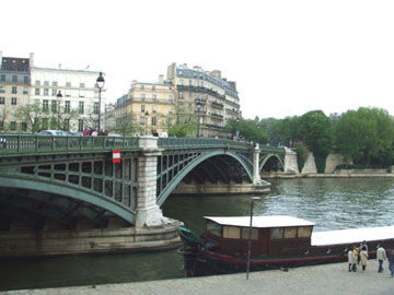 接連聖路易島的 (Pont de Sully)舒里橋。
