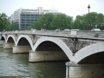奧斯特立茲橋(Pont d'Austerlitz) ，左岸是火車站及植物園，右岸引向巴斯底廣場。