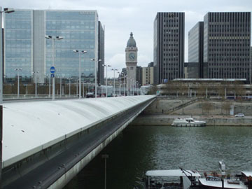 接連奧斯特立茲火車站及里昂火車站的 戴高樂橋(Pont Charles-de Gaulle) ，是巴黎最新的一座。