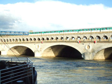 貝西橋(Pont de Bercy)則是巴黎罕見的橋上橋， 上面是露天地鐵道，構成河上最戲劇性的景觀。