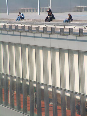 宏偉壯觀的國家圖書館就成為塞納河東邊最引人注目的建築物。