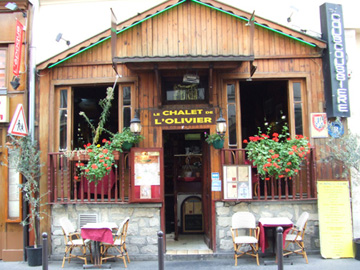 鐵盆噴泉附近有各式各樣的餐廳，這是宛若鄉野店面的餐廳。