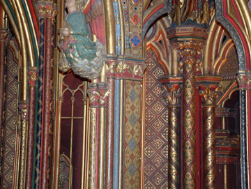 金碧輝煌的國王及家屬專用的壁窿，是國王參加禮拜的座位。