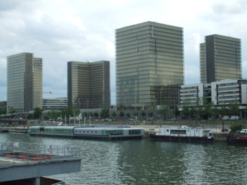 現代新國立圖書館為紀念先總統故又稱密特朗圖書館。