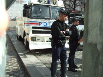 在CAP學生示威及工人罷工期間象徵68學潮的索本大學由鎮暴警察守衛著， 這是從銅牆鐵壁細縫中偷窺到的鎮暴警察一景，他們就守衛在裡面。