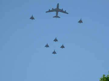 系列法國幻象戰鬥機及空中加油機從人們頭上掠過。