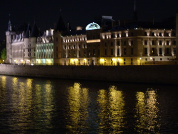 塞納河畔上著名古監獄(Conciergerie)夜色下之全景 。