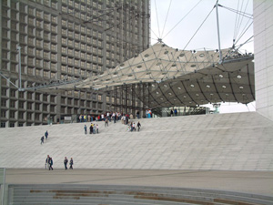 七月九日 8點半集合，現代建築及公共藝術之旅－保衛城（La Defence），這位在巴黎的東邊，與凱旋門成一條線，有巴黎的「小紐約之稱」，這而已正方長型的新凱旋門為核心，上面平台上看不到一輛汽車，相當大的廣場，整個區域的都會規劃相當先進，兩旁都是現代幾何建築物，眾多公共藝術陳列於廣場或建築物其間，例如塞乍的巨大拇指銅雕、卡爾德的紅色紀念碑、米羅的彩繪人物雕刻、藝術噴泉、水塔�等等，沿著林蔭大道而下一直至達吉士的雕刻場域，正面遠眺不遠處就是凱旋門，右側則是巴黎鐵塔。 然後搭1號地鐵至香榭里拉站，參觀塞納河上最壯觀的亞歷山大橋，長107米、寬40米，前面是大小皇宮，後遠方是巴黎的榮軍院，觀賞來往的船隻，遠眺巴黎鐵塔、國議會及羅浮宮。 沿著塞納河散步來到方尖碑的協和廣場，進入杜樂麗花園（Jardin des Tuileries）參觀、休息並野餐。 下午3點後搭4號地鐵至Porte de Clignancourt閒逛跳蚤市場，這兒是巴黎最大的市集應有盡有，從日常用品至高級的藝術品都有，貨真價實？當然要睜開眼睛看看，免得受騙之，但值得大家開開眼界學習學習，也是一趟別開生面的旅遊。